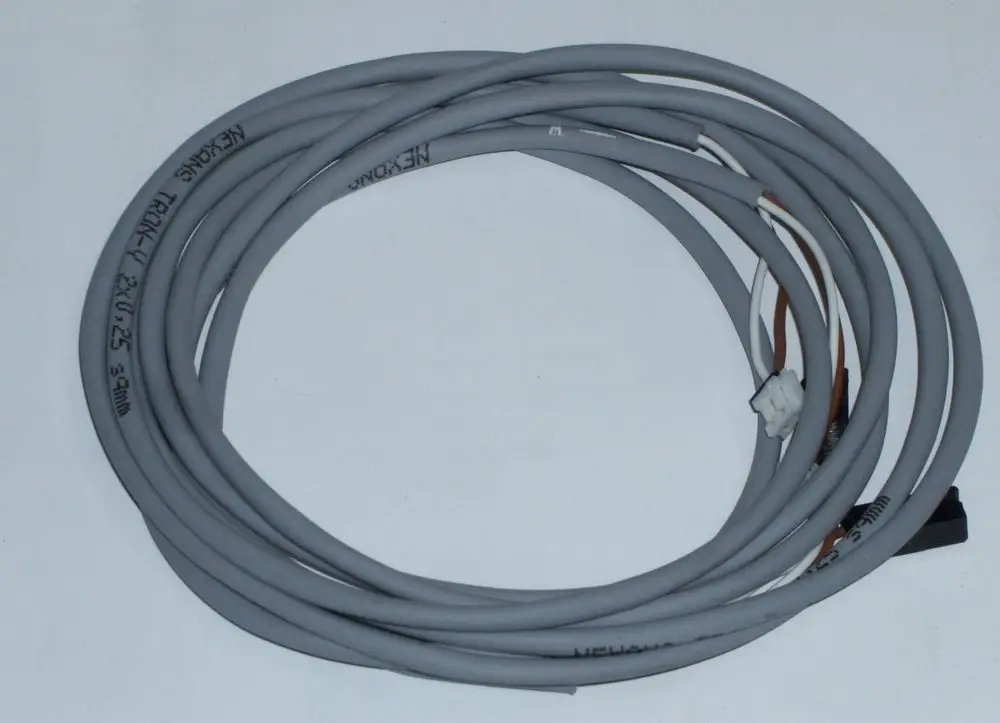 Graues Kabel, aufgerollt, mit mehreren Adern. Am Ende sind Anschlüsse sichtbar. Teil eines Daikin-Systems.